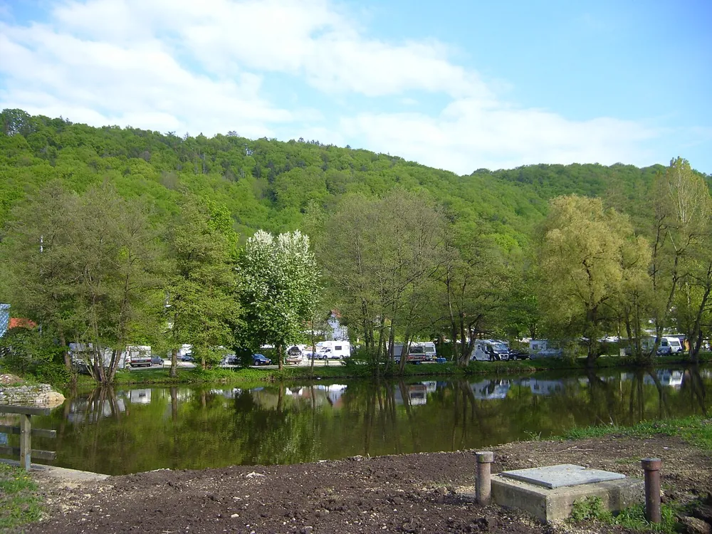 Campingplads ved en sø i Tyskland med autocampere og campingvogne