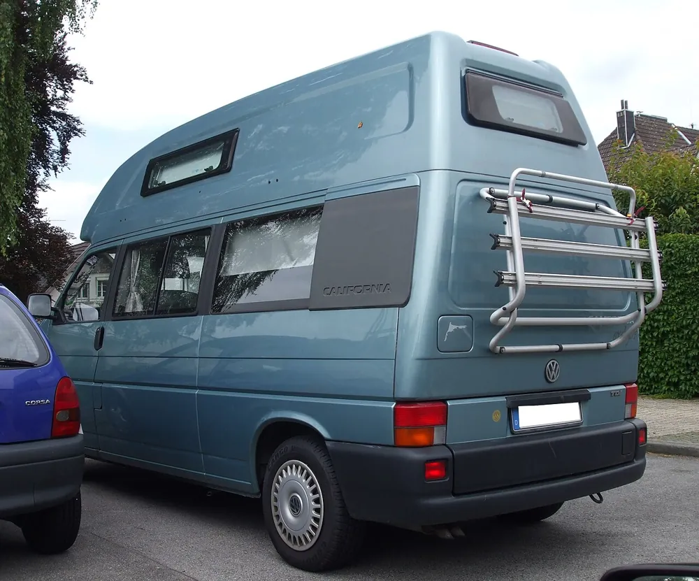 Autocamper med cykelholder monteret på bagdøren