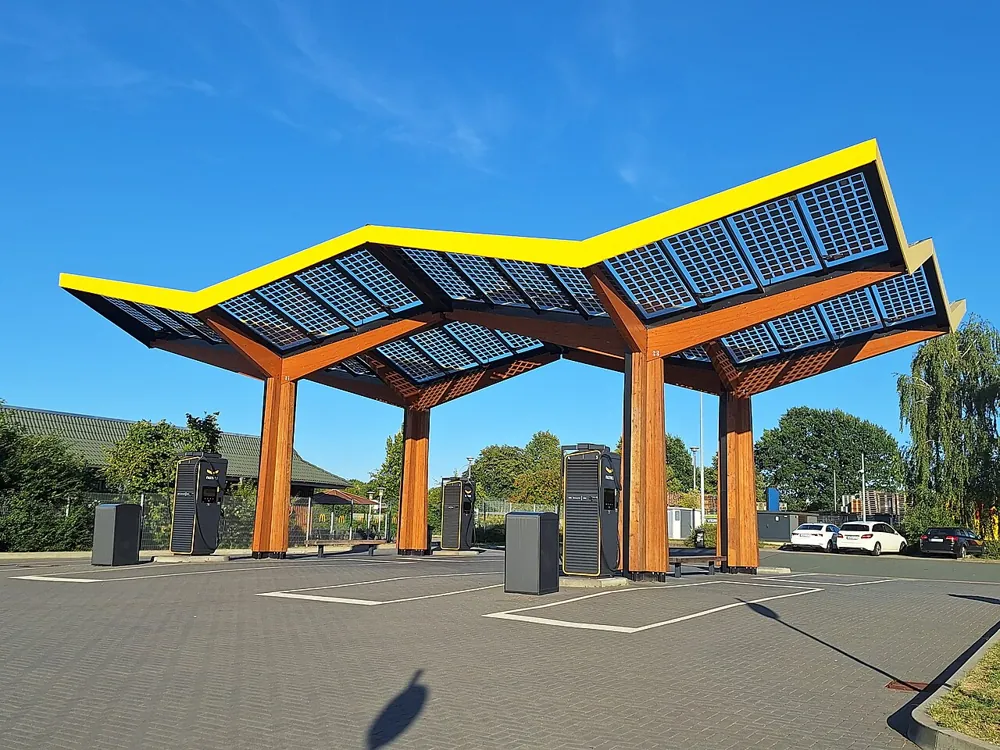 Ladestation ved en tysk motorvej – vigtig for rejser i el autocamper