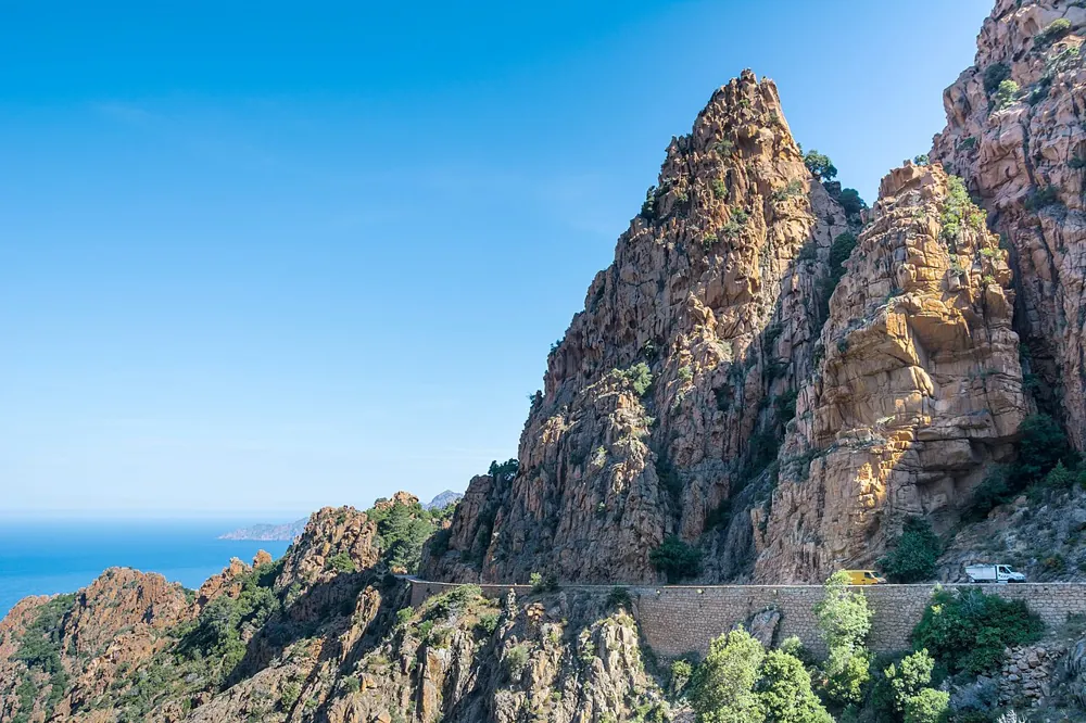 Vejen D81 gennem de røde klipper ved Calanche de Piana på Korsika