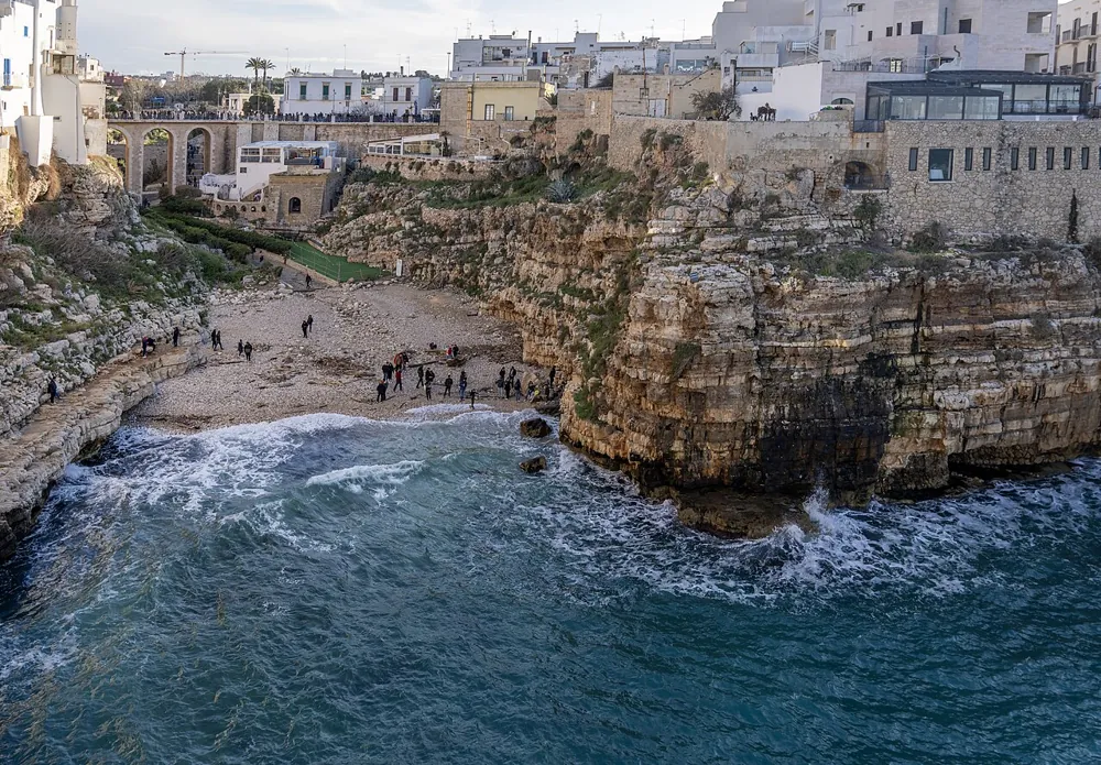 Polignano a Mare på klipperne over bugten Lama Monachile i Puglia