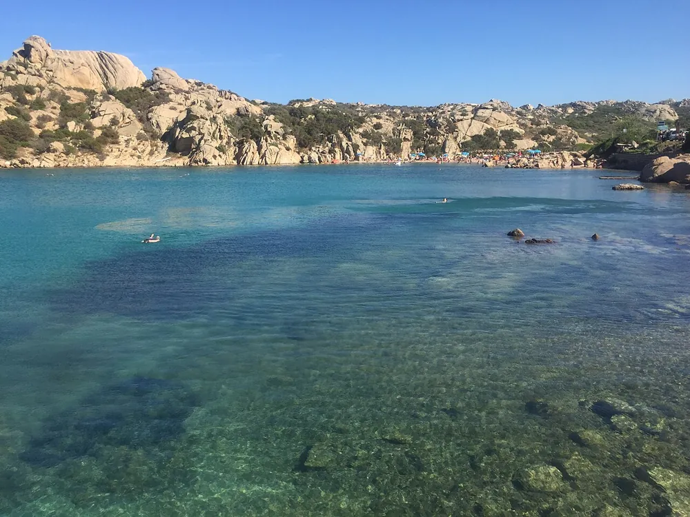 Turkisblåt vand og granitklipper ved La Maddalena på Sardinien