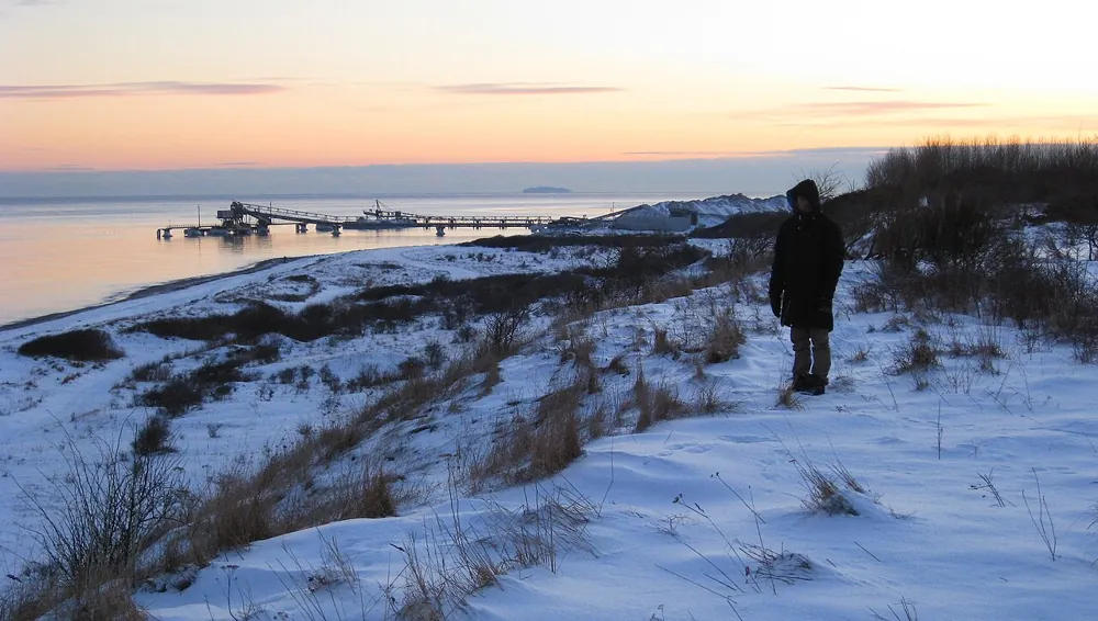 Snedækket kyst ved Glatved Strand på Djursland en vinteraften