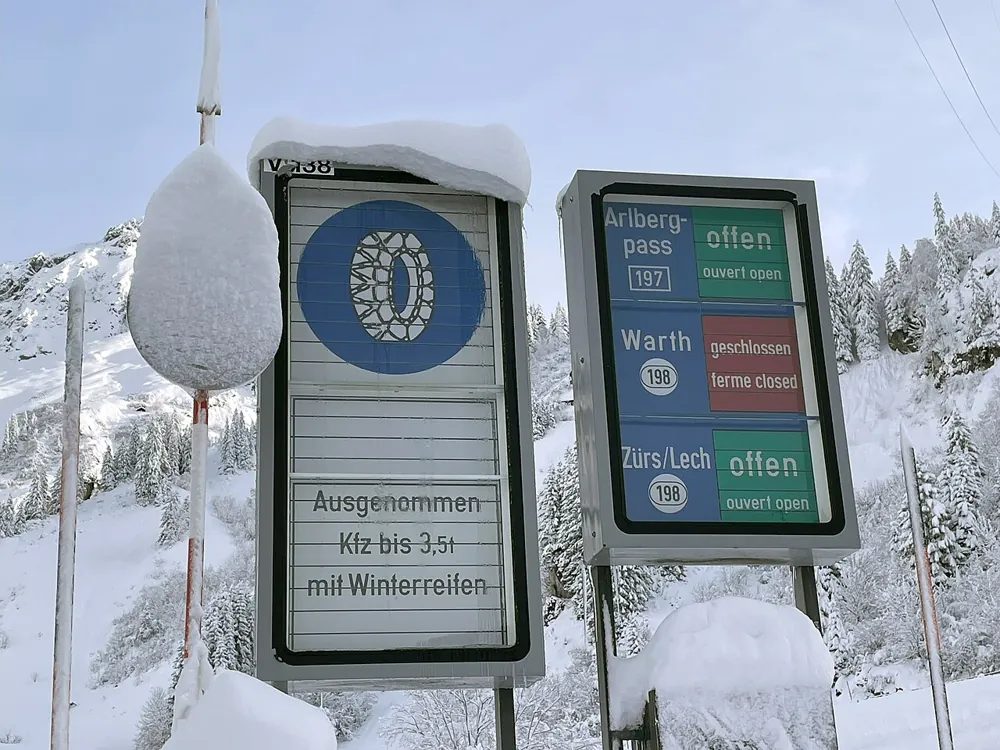 Skilt ved Arlbergpasset i Østrig: snekædepåbud undtagen køretøjer op til 3,5 t med vinterdæk
